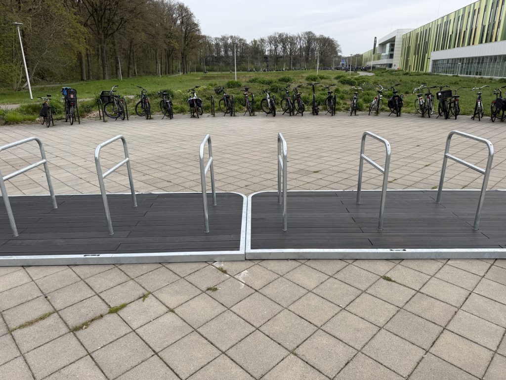 BikeHub-modules met fietsnietjes frontaal gezien