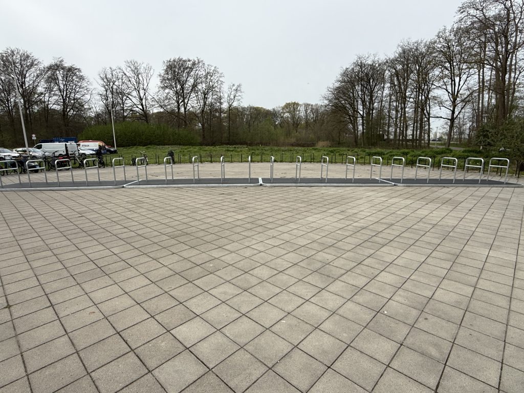 Overzicht van een BikeHub-opstelling op een verhard terrein