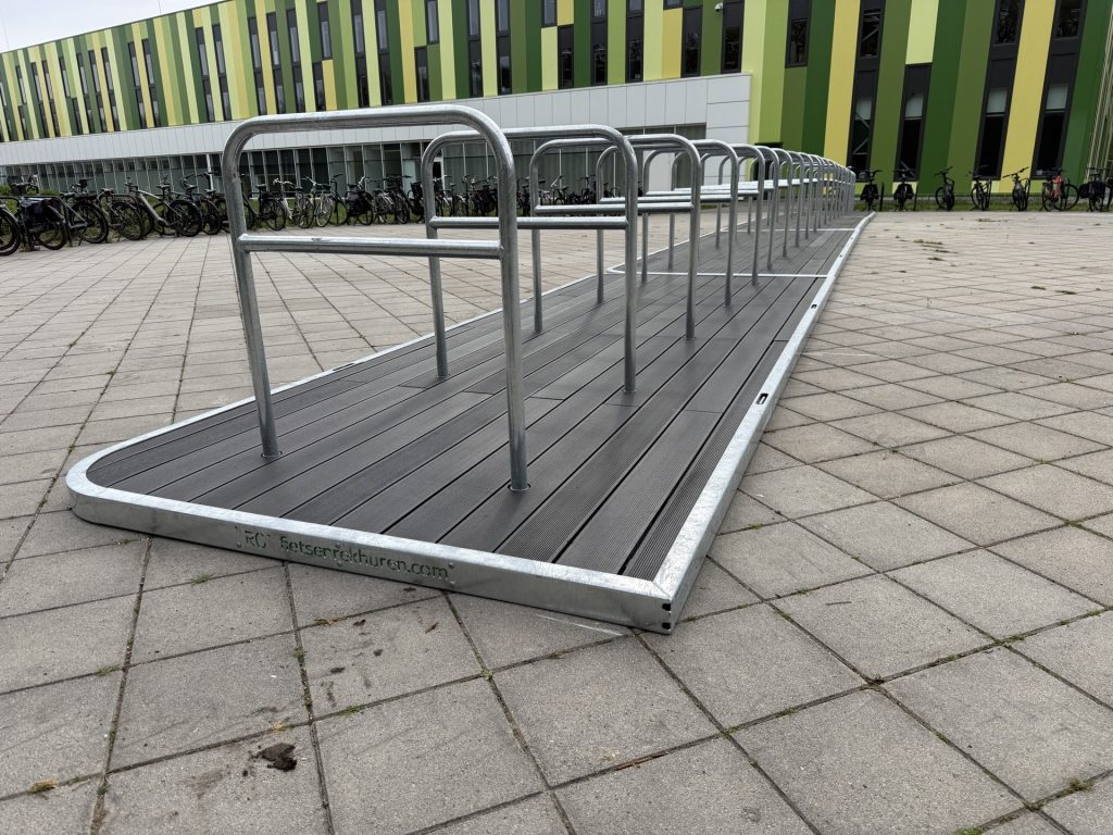 Detail van de verzinkte rand en vlonder van de BikeHub