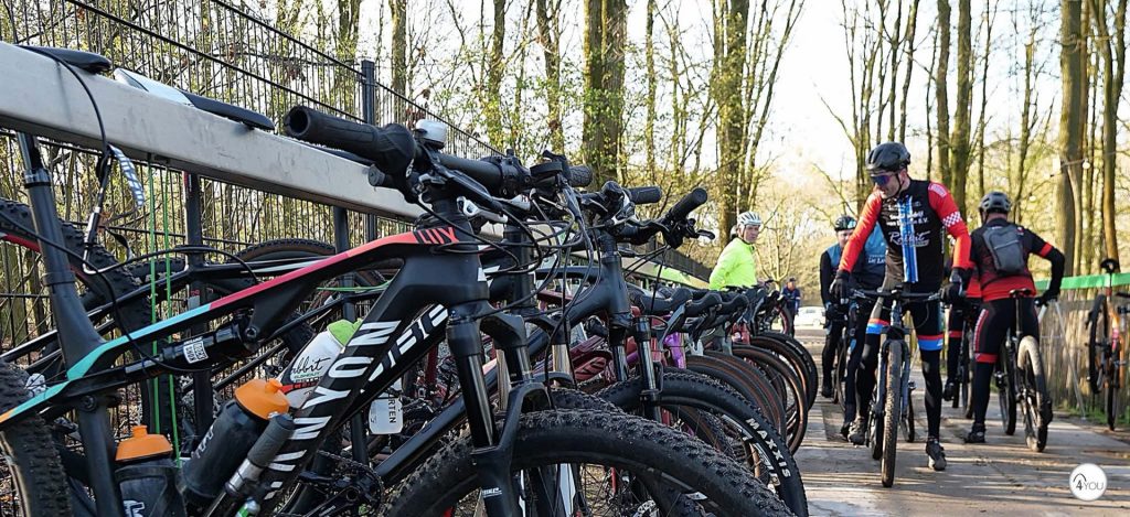 Model Sport fietsenrek met mountainbikes tijdens een sportevenement