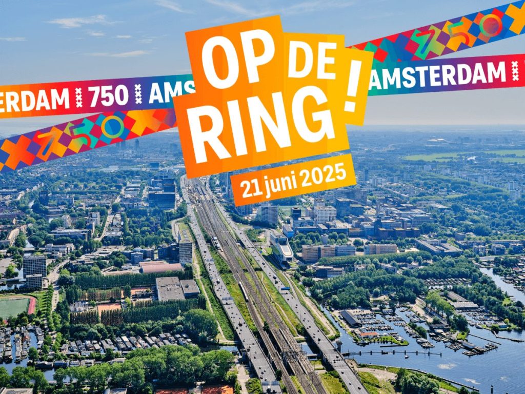 Luchtfoto van de fietsenstalling bij Amsterdam 750 jaar