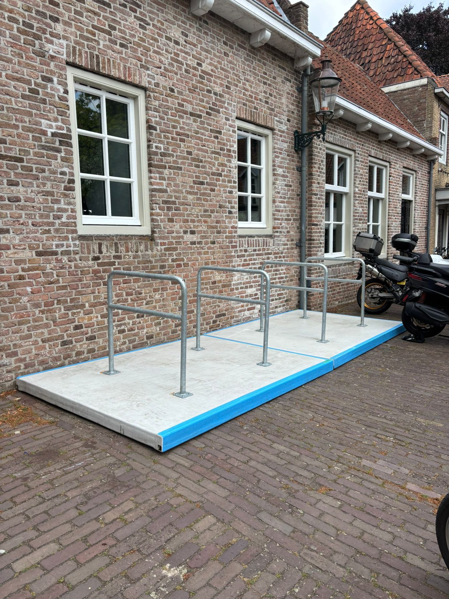 BikeHub XL fietsvlonder op een parkeervak in de vesting Heusden