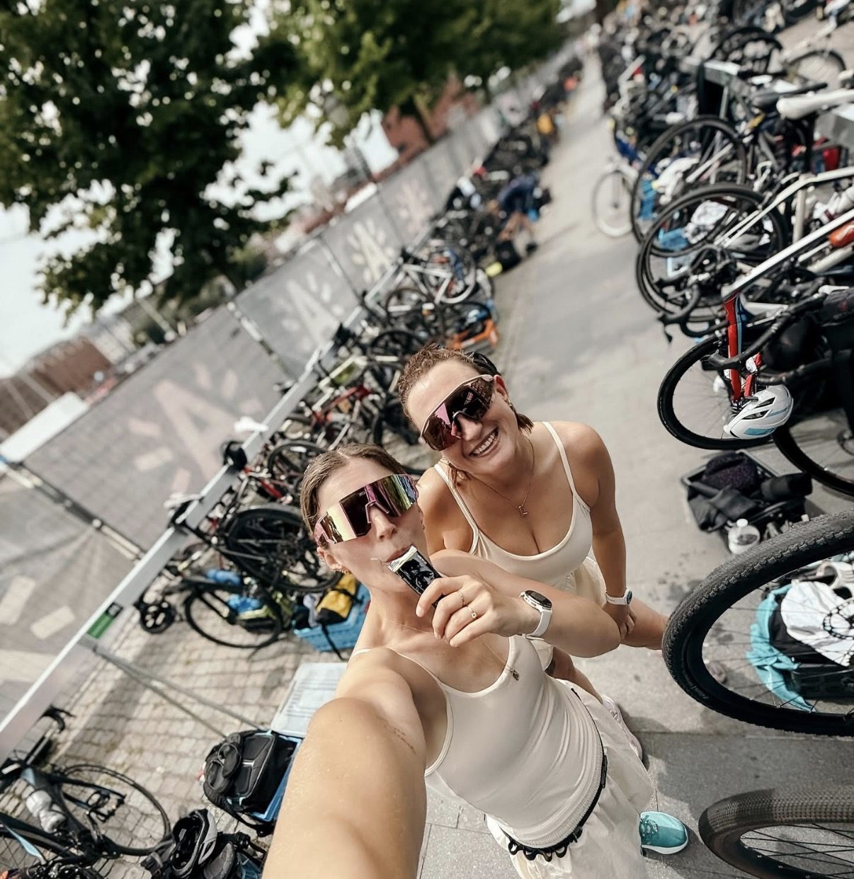 Deelnemers van de Chillathon Antwerpen bij de fietsenrekken in de wisselzone