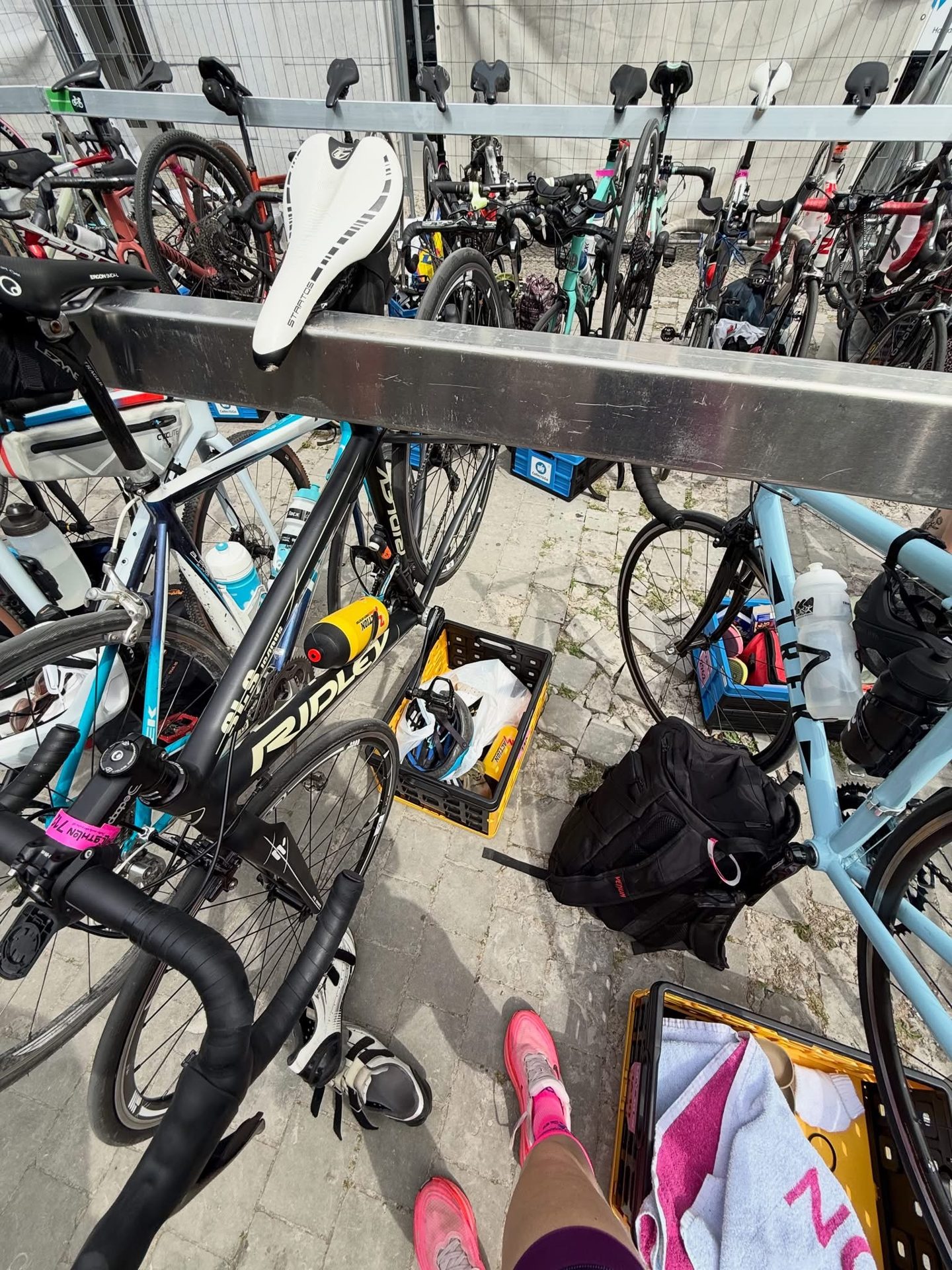 Racefietsen in fietsenrek Model Sport in de wisselzone van de Chillathon Antwerpen