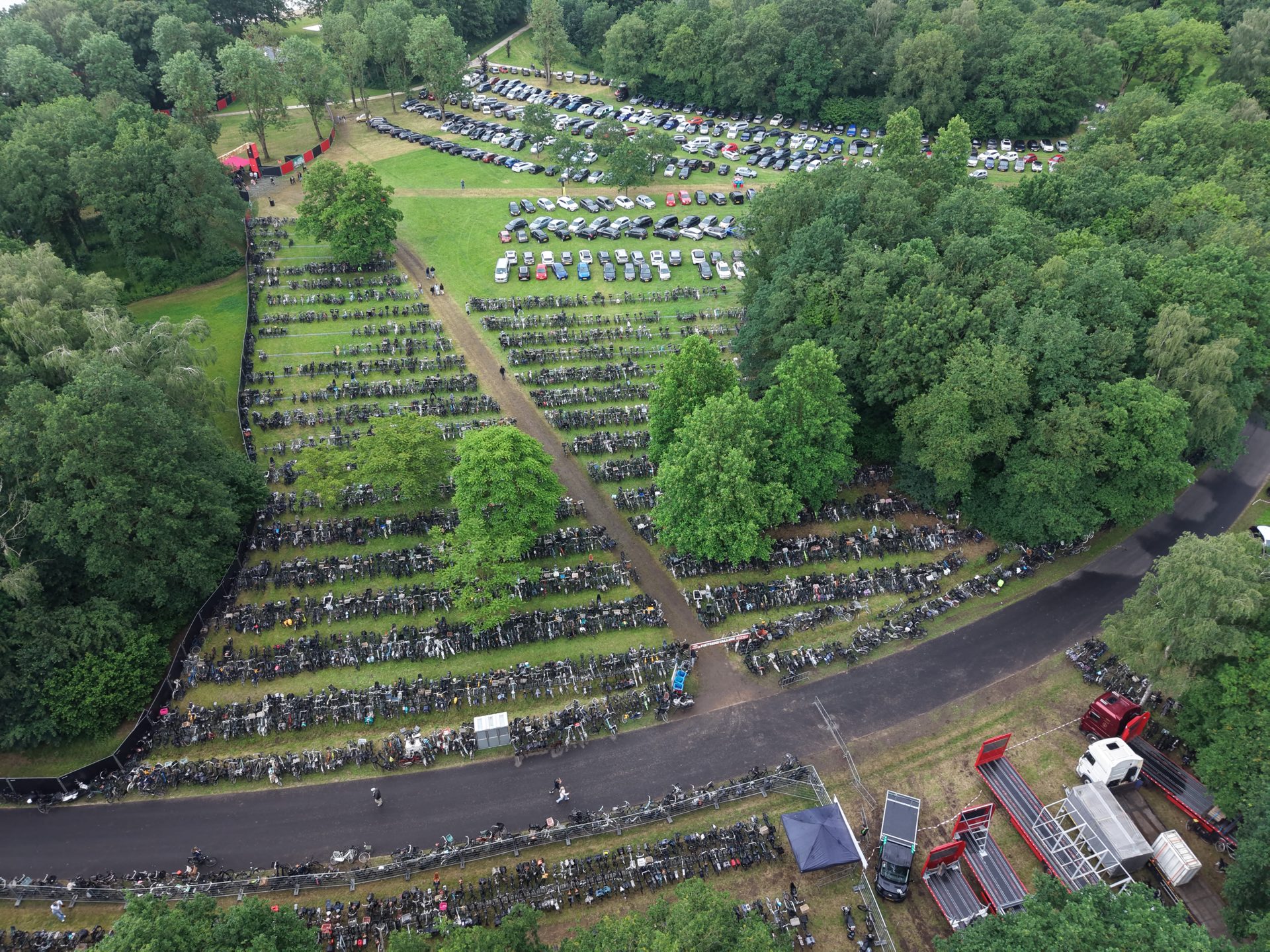 Luchtfoto van de fietsenstalling met 8.000 fietsplekken bij Thuis bij Snelle in Bussloo