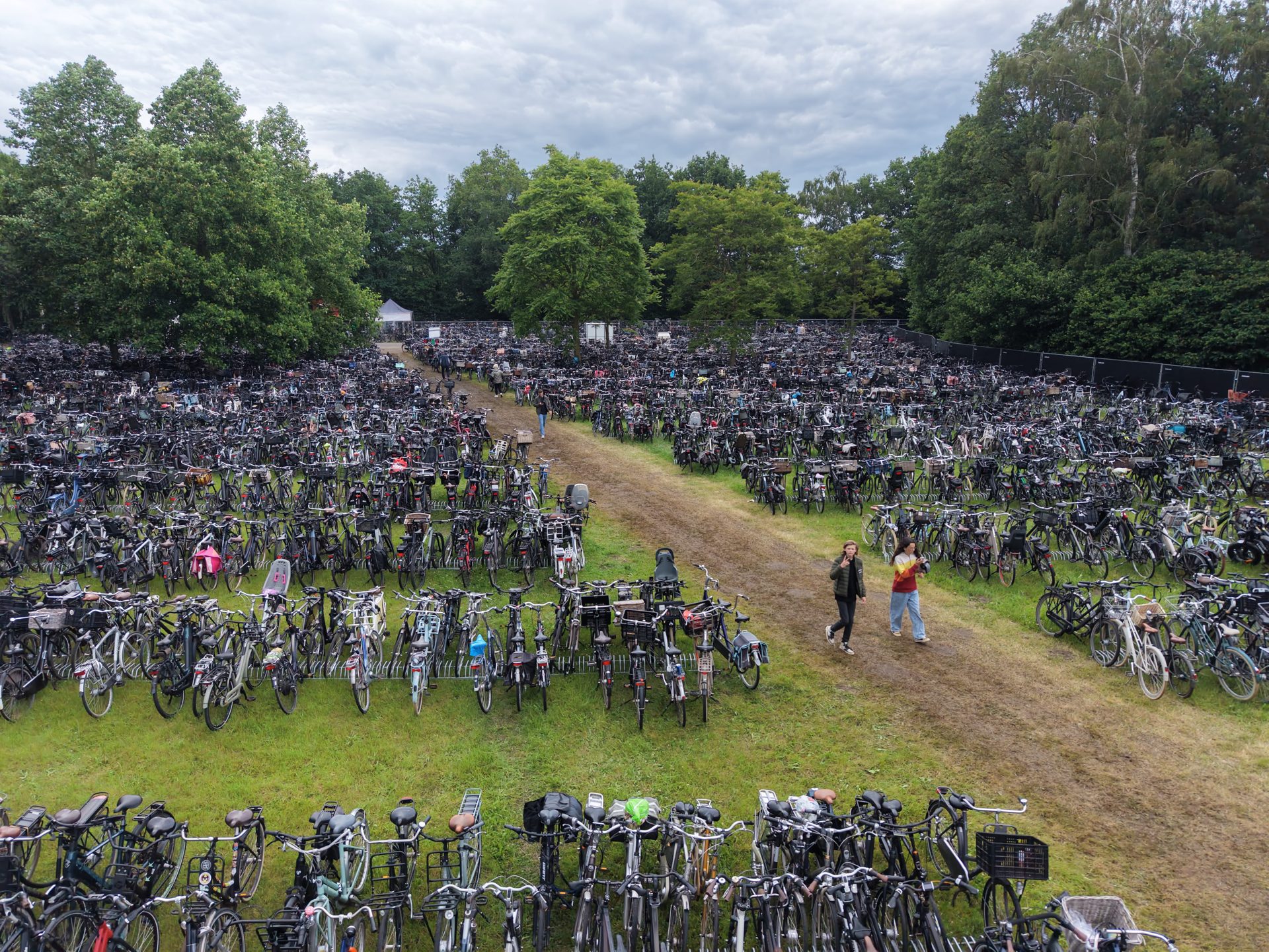 Volle fietsenstalling met fietsenrek Model Event bij Thuis bij Snelle in Bussloo