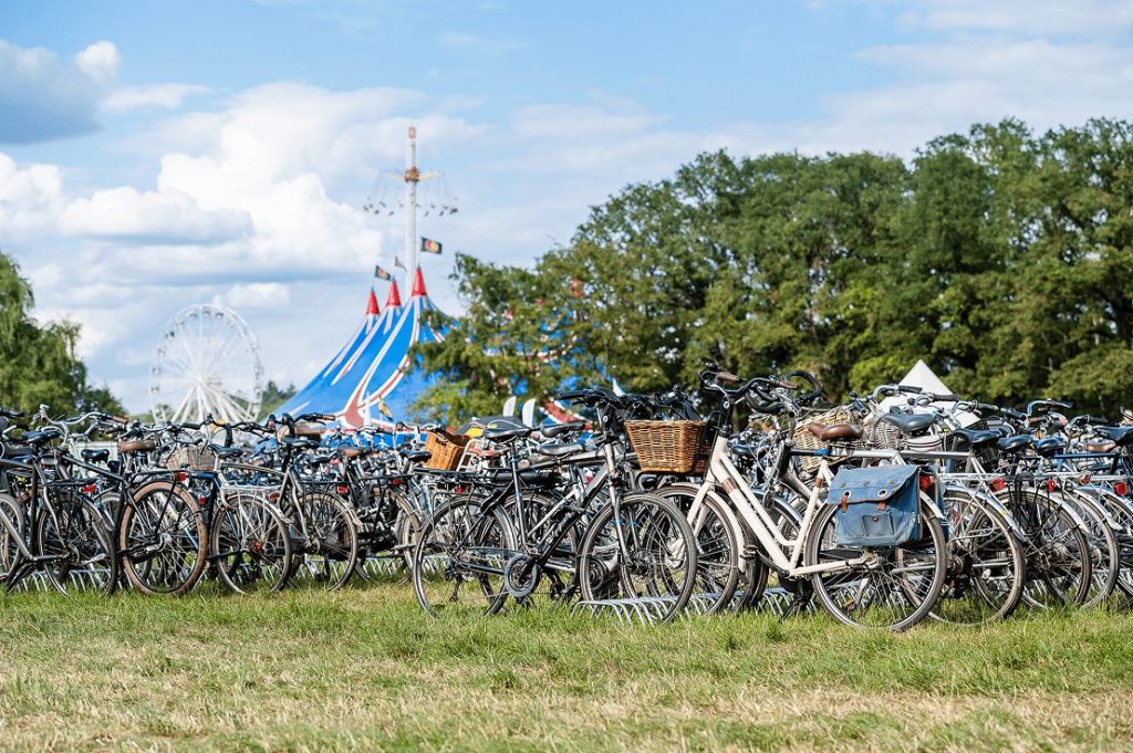 Fietsenstalling met fietsenrekken bij de Zwarte Cross
